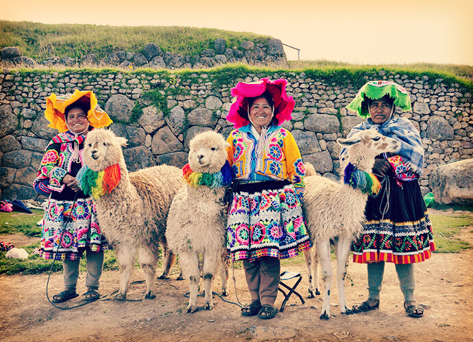 Quechua-Frauen mit Lamas
